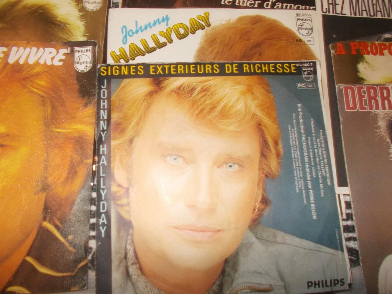Magnífico lote de 60 discos de vinilo de 45 rpm (sencillos / EP) de Johnny Hallyday. – photo 12